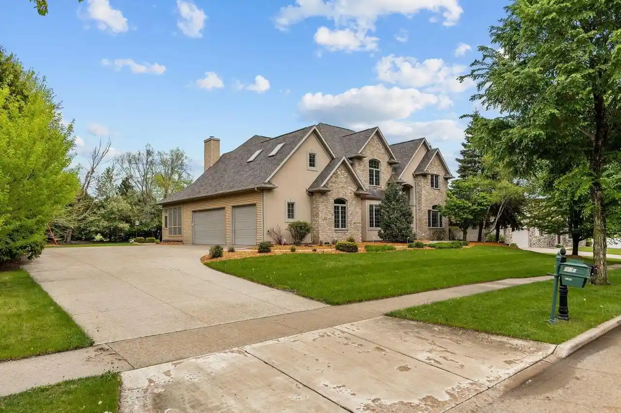 Homes for sale in Appleton, WI | 424 E Tallgrass Dr Dr, Appleton, WI 54913 | MLS# 50326010