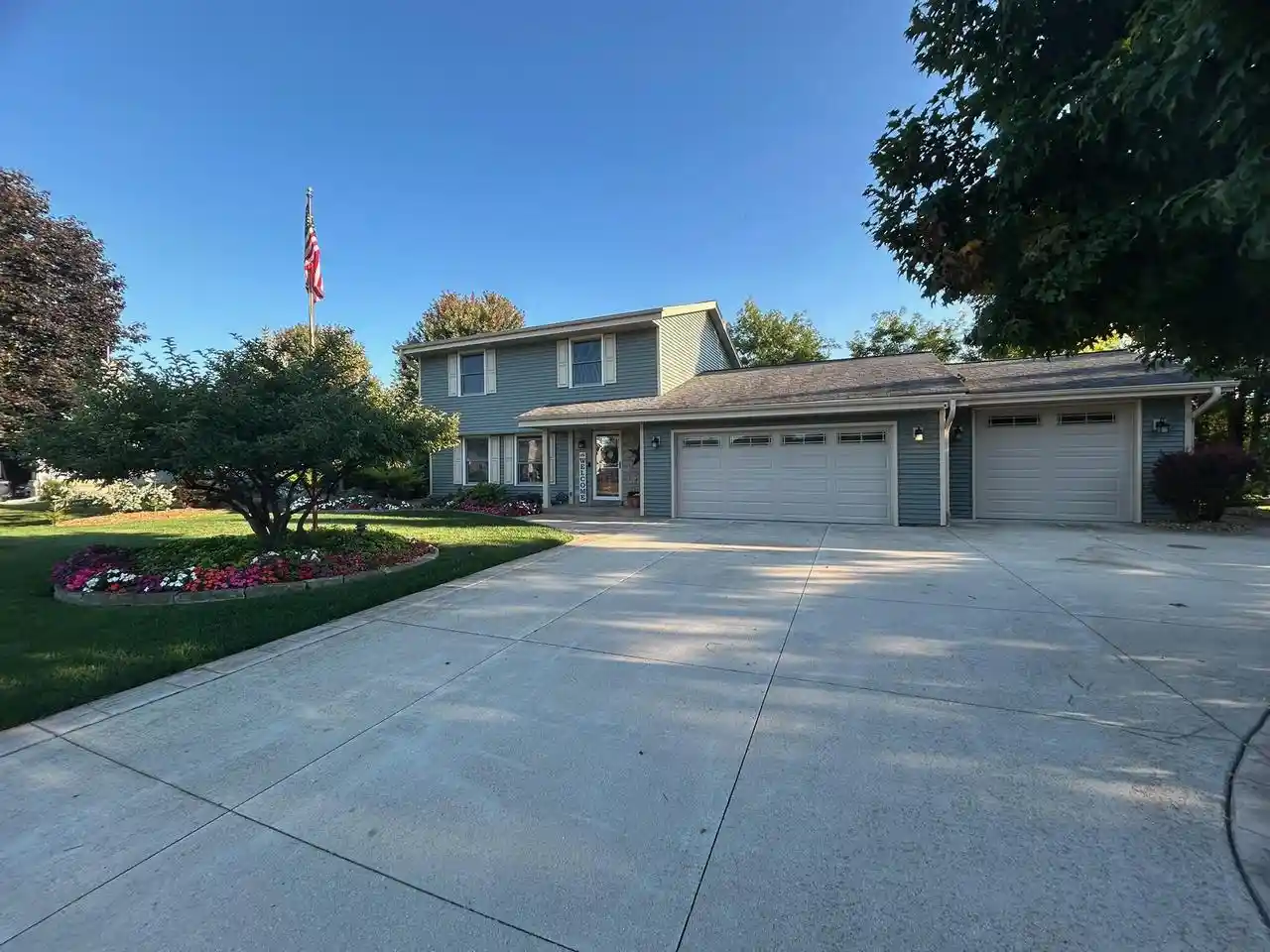 Homes for sale in Muskego, WI | S76w16205 Bridgeport Way Way, Muskego, WI 53150 | MLS# 1963979