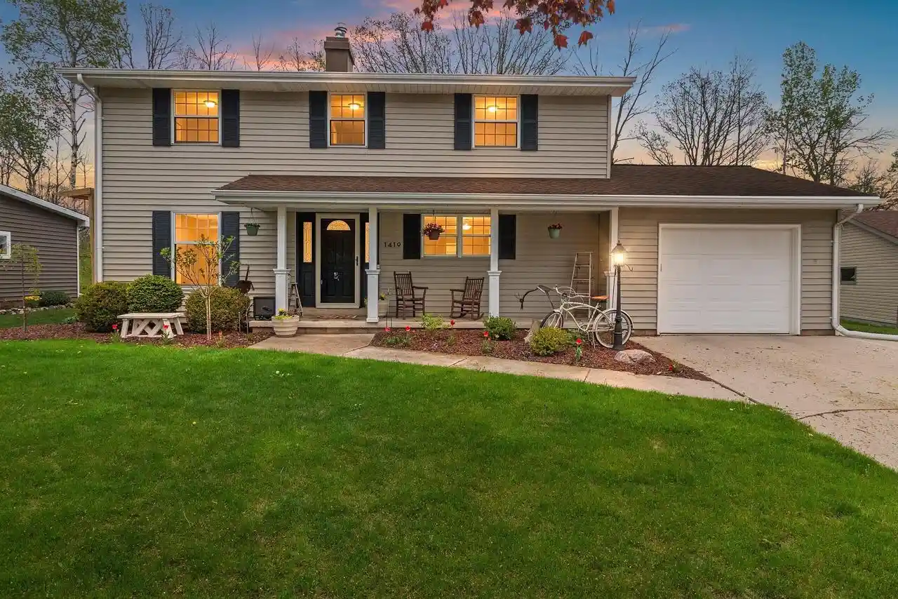 Homes for sale in Manitowoc, WI | 1419 Lee Circle Circle, Manitowoc, WI 54220 | MLS# 1964075