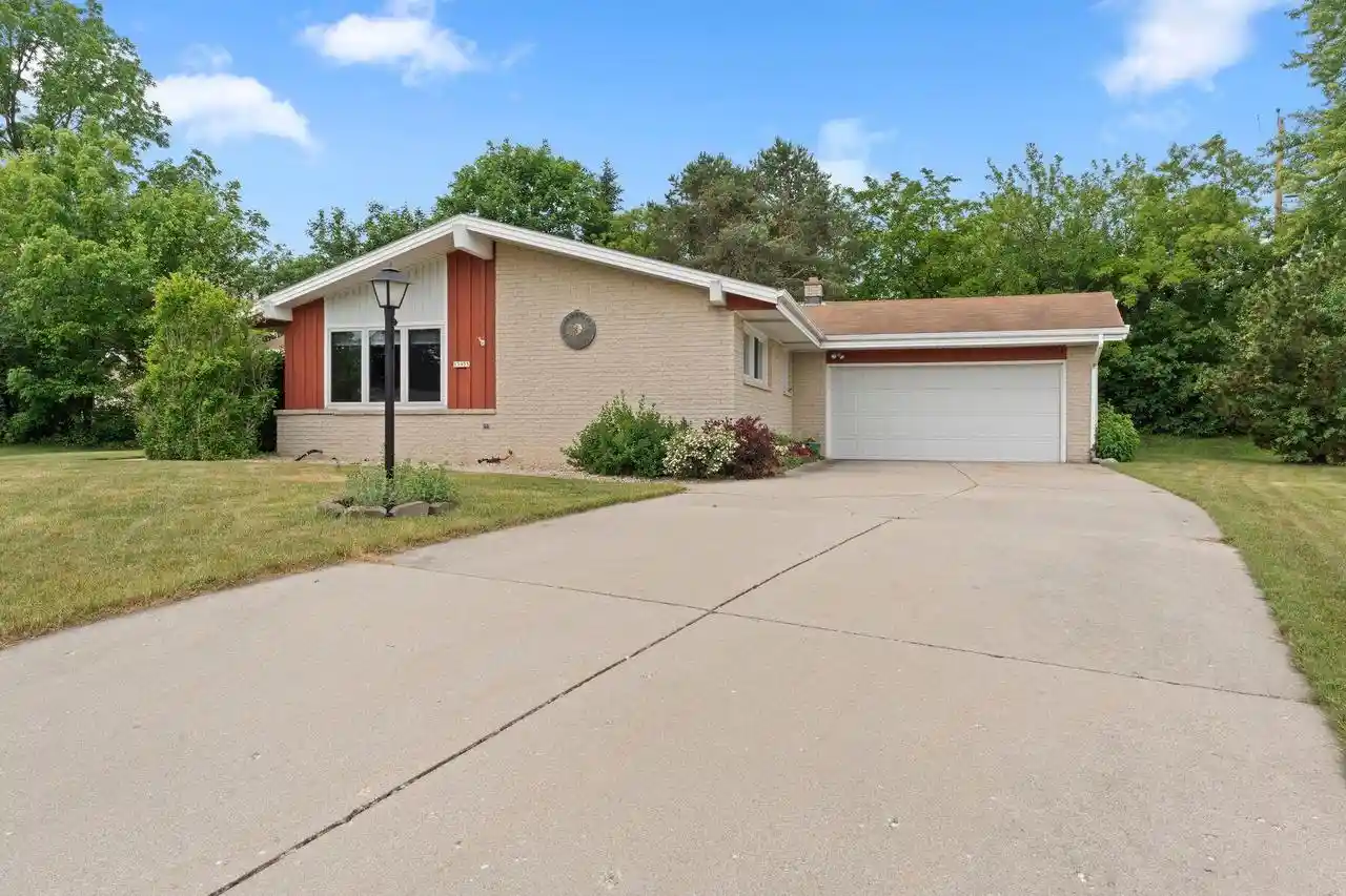 Homes for sale in New Berlin, WI | 13955 W Forest Knoll Court Court, New Berlin, WI 53151 | MLS# 1964102