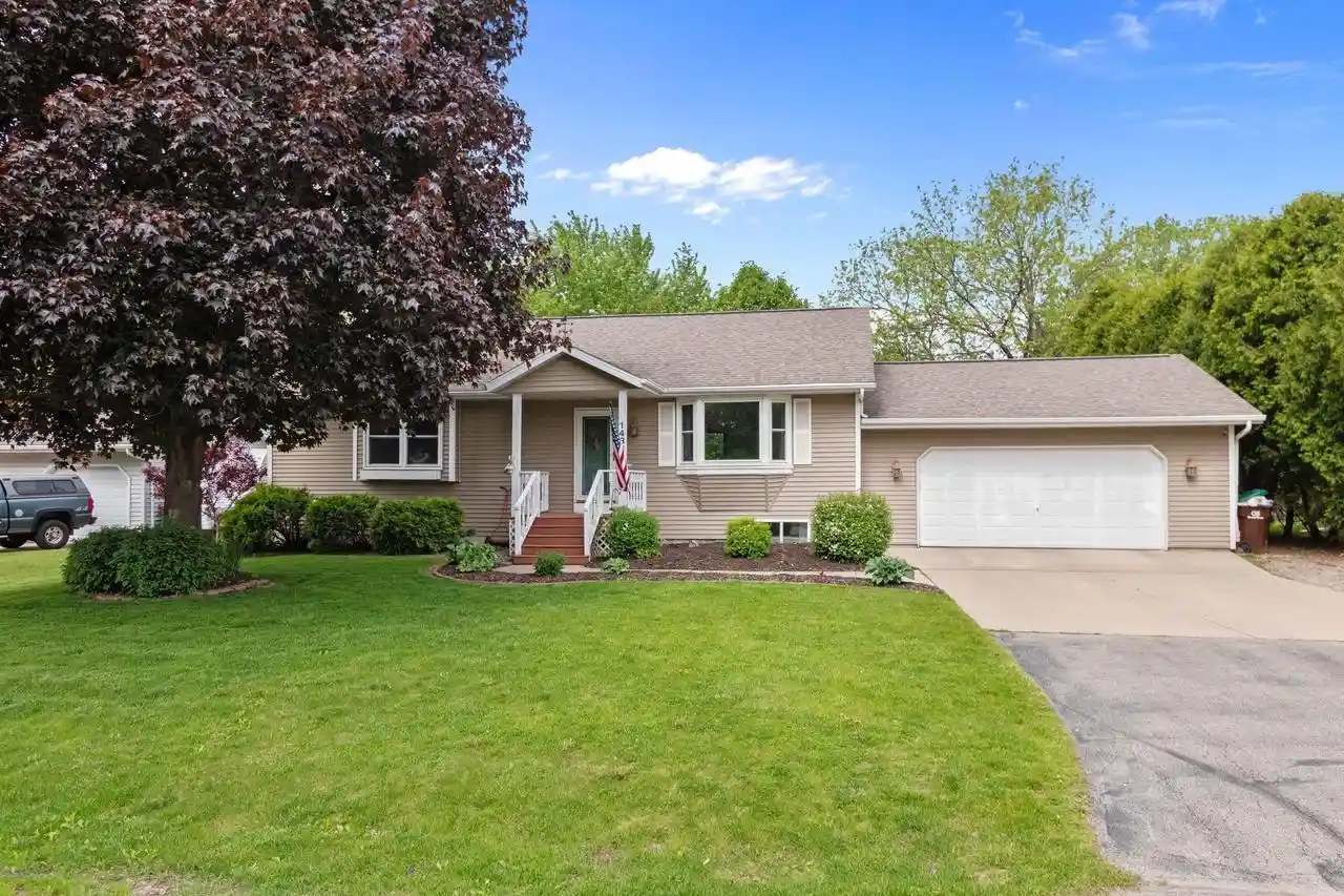 Homes for sale in Appleton, WI | 1433 W Roselawn Dr Dr, Appleton, WI 54914 | MLS# 50326110