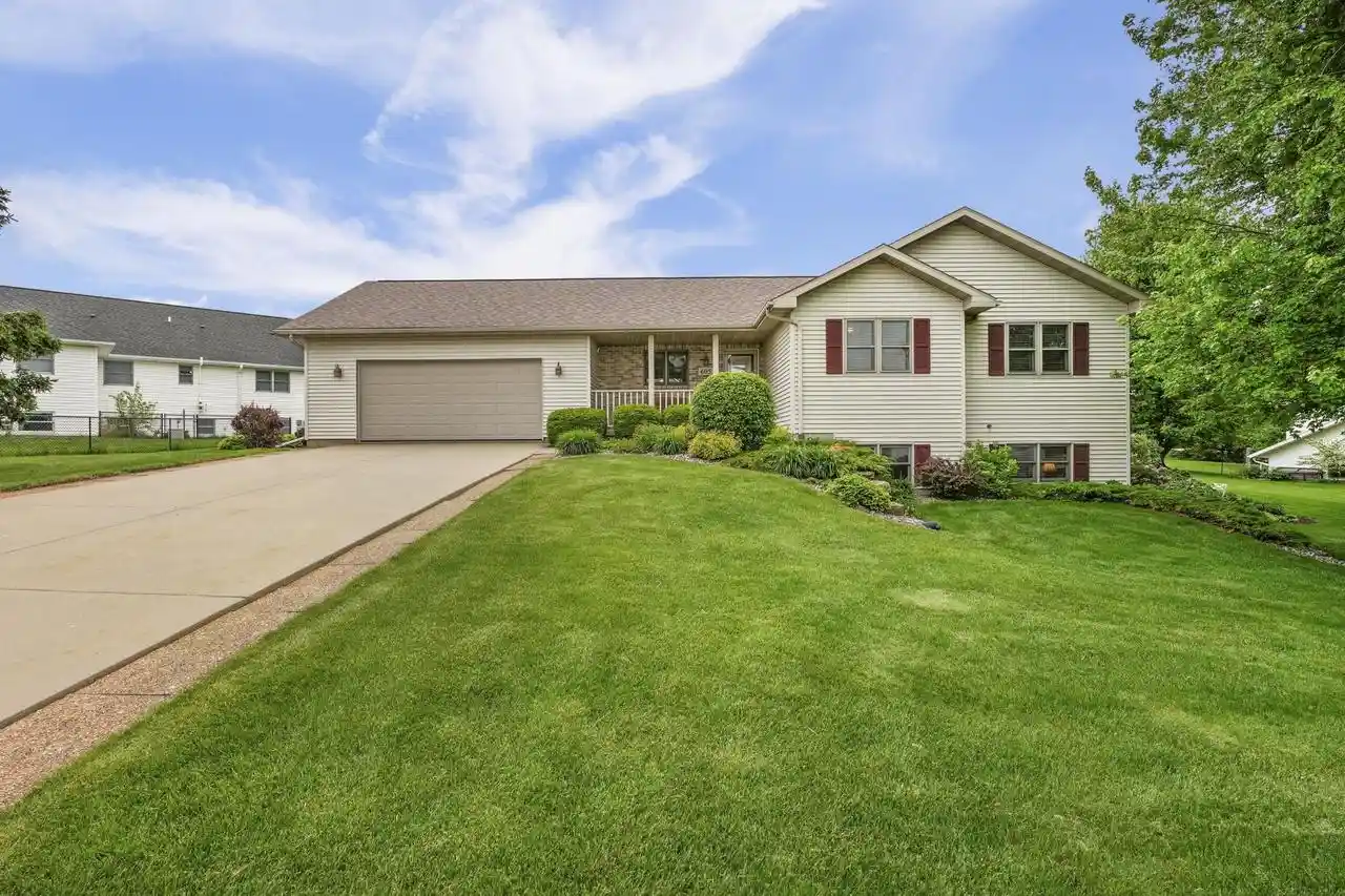 Homes for sale in Dodgeville, WI | 605 Prairie Hills Dr Dr, Dodgeville, WI 53533 | MLS# 2024239