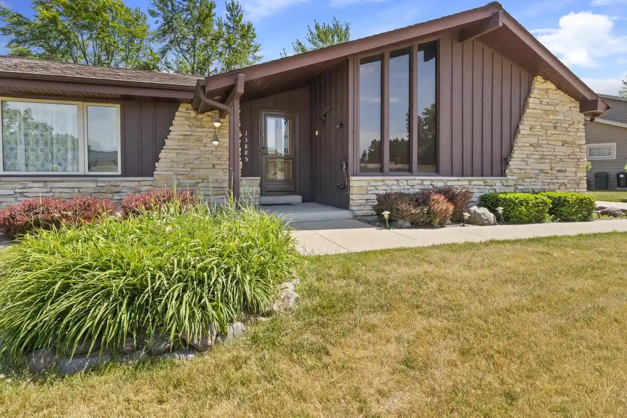 Homes for sale in New Berlin, WI | 13885 W Crawford Dr Dr, New Berlin, WI 53151 | MLS# 1964335