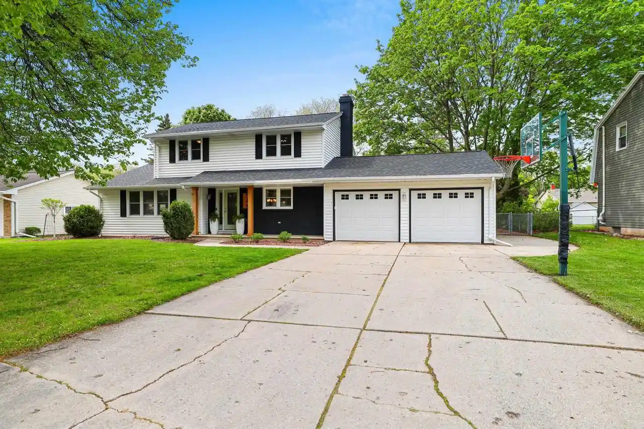 Homes for sale in Green Bay, WI | 544 Hilltop Dr Dr, Green Bay, WI 54301 | MLS# 50326278
