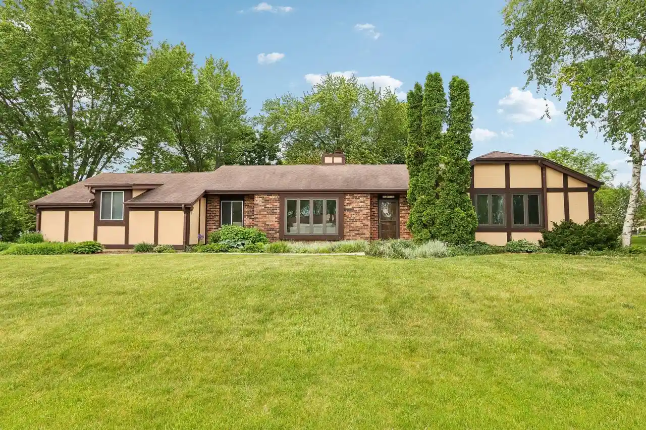 Homes for sale in Muskego, WI | S72w16171 Edith Court Court, Muskego, WI 53150 | MLS# 1964427