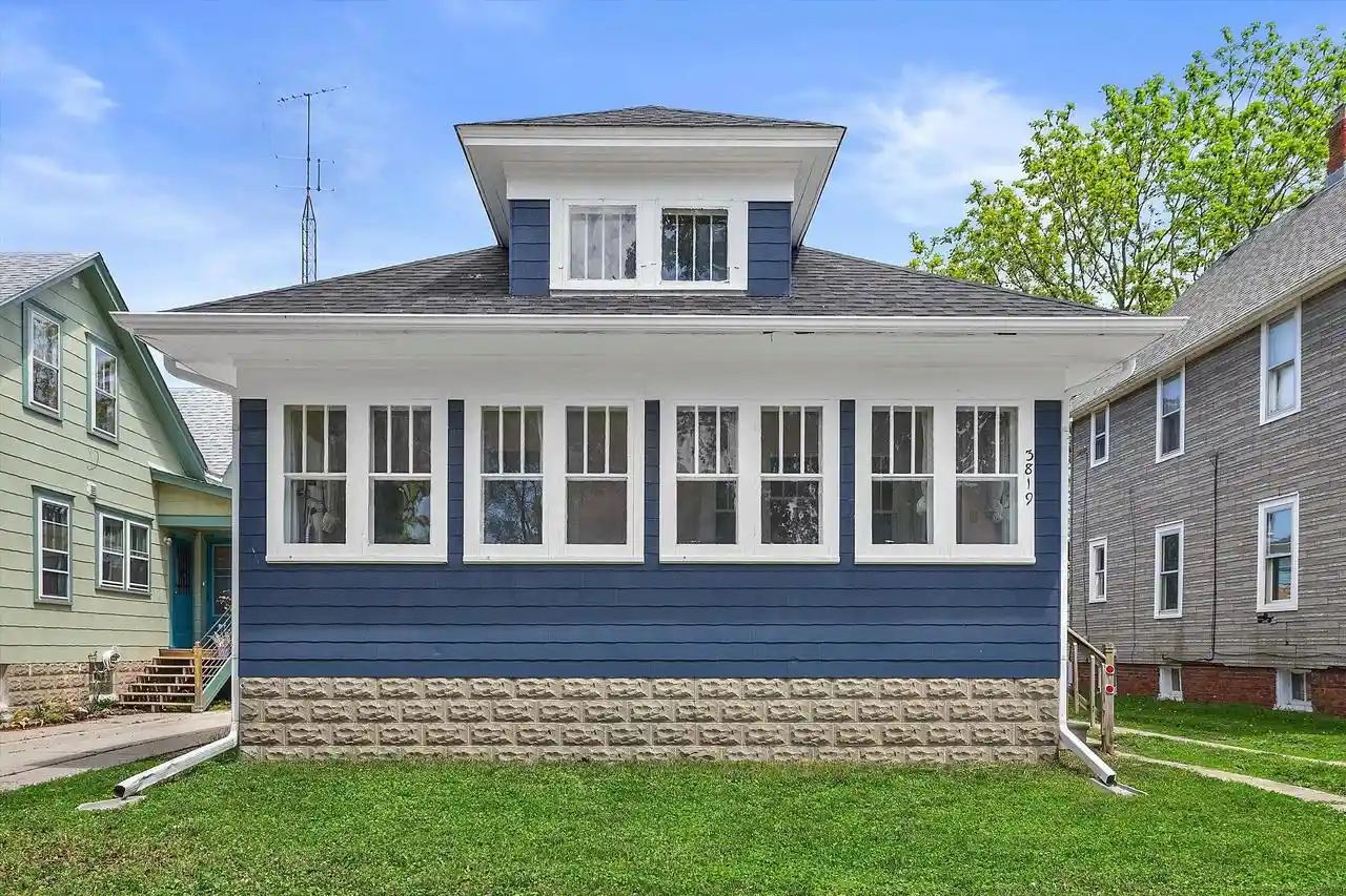 Homes for sale in Kenosha, WI | 3819 10th Avenue Avenue, Kenosha, WI 53140 | MLS# 1964571