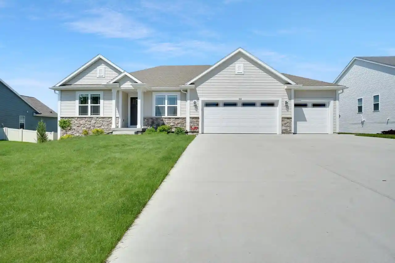 Homes for sale in Slinger, WI | 625 Mary Way Way, Slinger, WI 53086 | MLS# 1964585