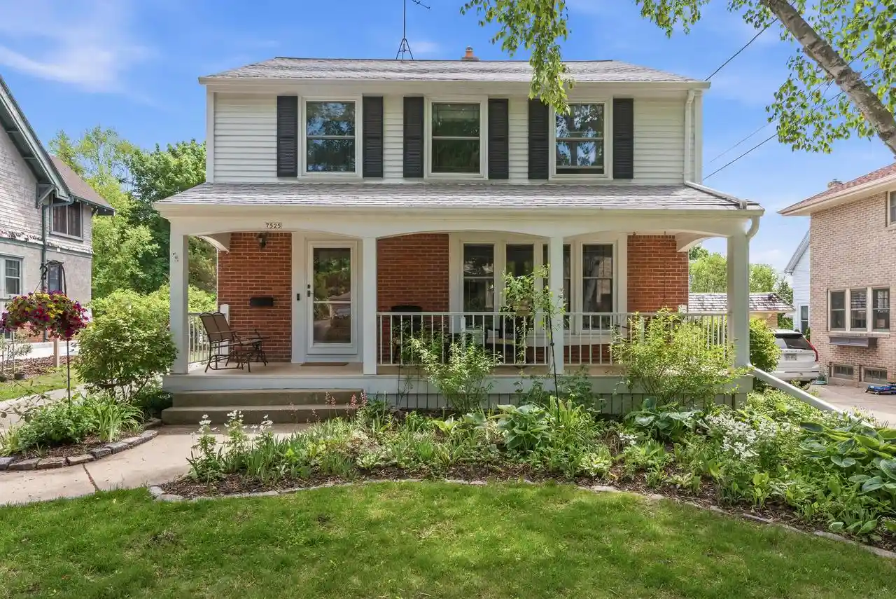 Homes for sale in Wauwatosa, WI | 7525 Kenwood Avenue Avenue, Wauwatosa, WI 53213 | MLS# 1964628