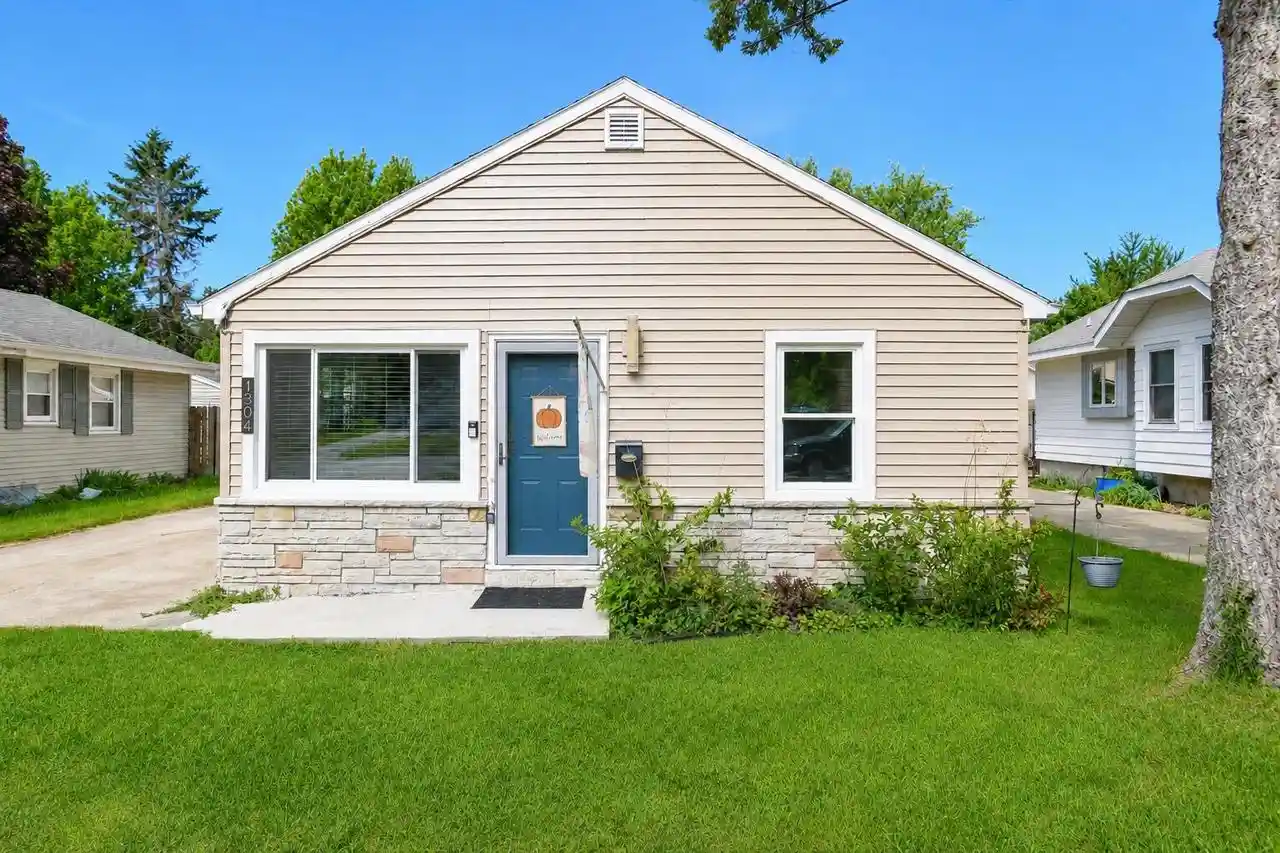 Homes for sale in Waukesha, WI | 1304 N Grandview Boulevard Boulevard, Waukesha, WI 53188 | MLS# 1964631
