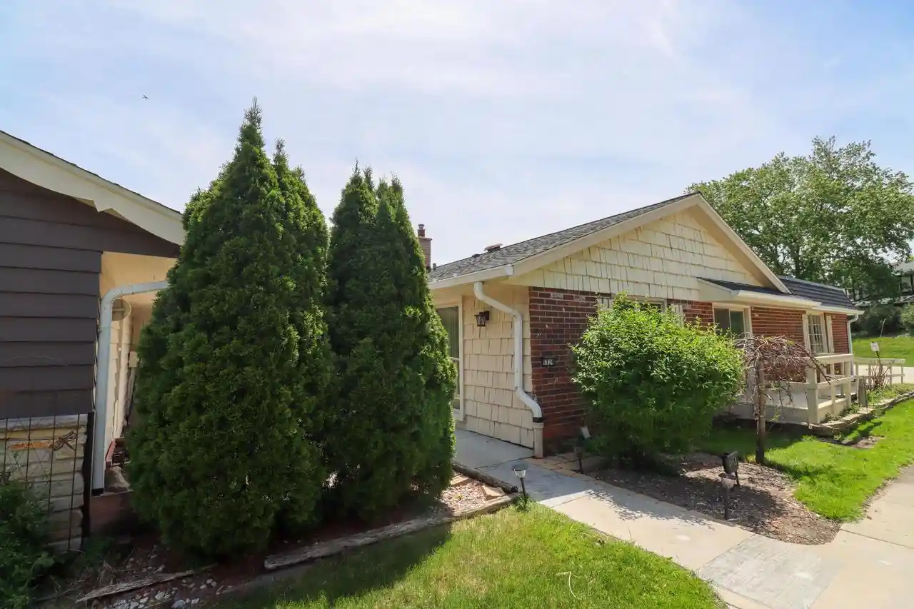 Homes for sale in Milwaukee, WI | 5324 Woodbridge Lane S Lane S, Milwaukee, WI 53221 | MLS# 1964641