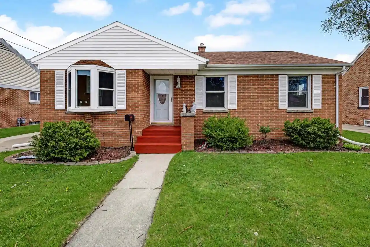 Homes for sale in Manitowoc, WI | 625 S 32nd Street Street, Manitowoc, WI 54220 | MLS# 1964666