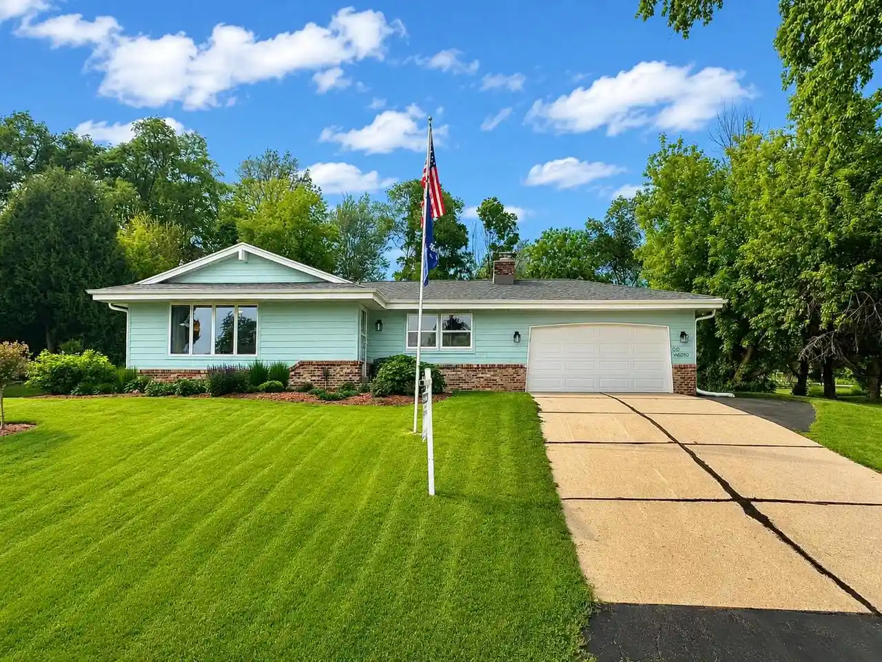 Homes for sale in Muskego, WI | S69w16890 Parkland Dr Dr, Muskego, WI 53150 | MLS# 1964668