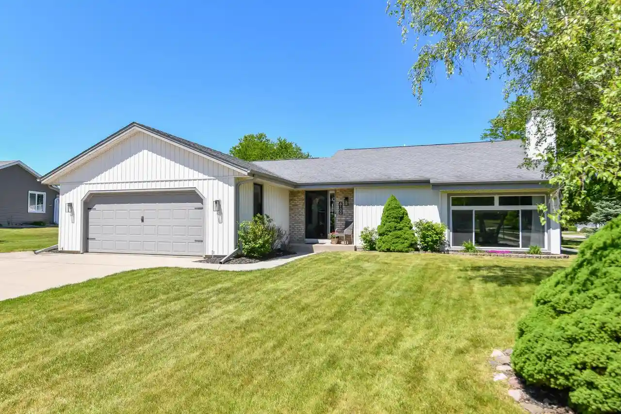 Homes for sale in Franklin, WI | 4100 W Fieldview Court Court, Franklin, WI 53132 | MLS# 1964762