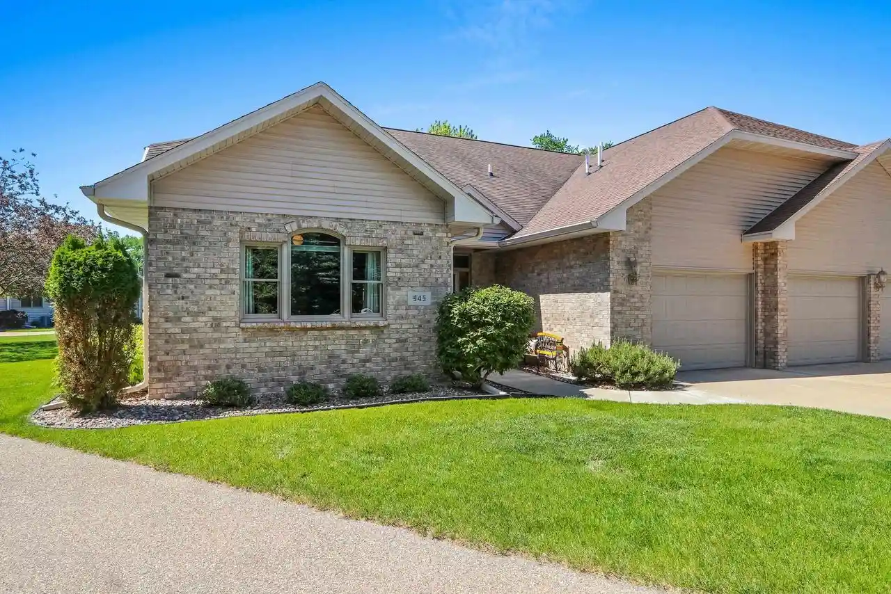 Homes for sale in Menasha, WI | 945 Brighton Dr Dr, Menasha, WI 54952 | MLS# 50326424