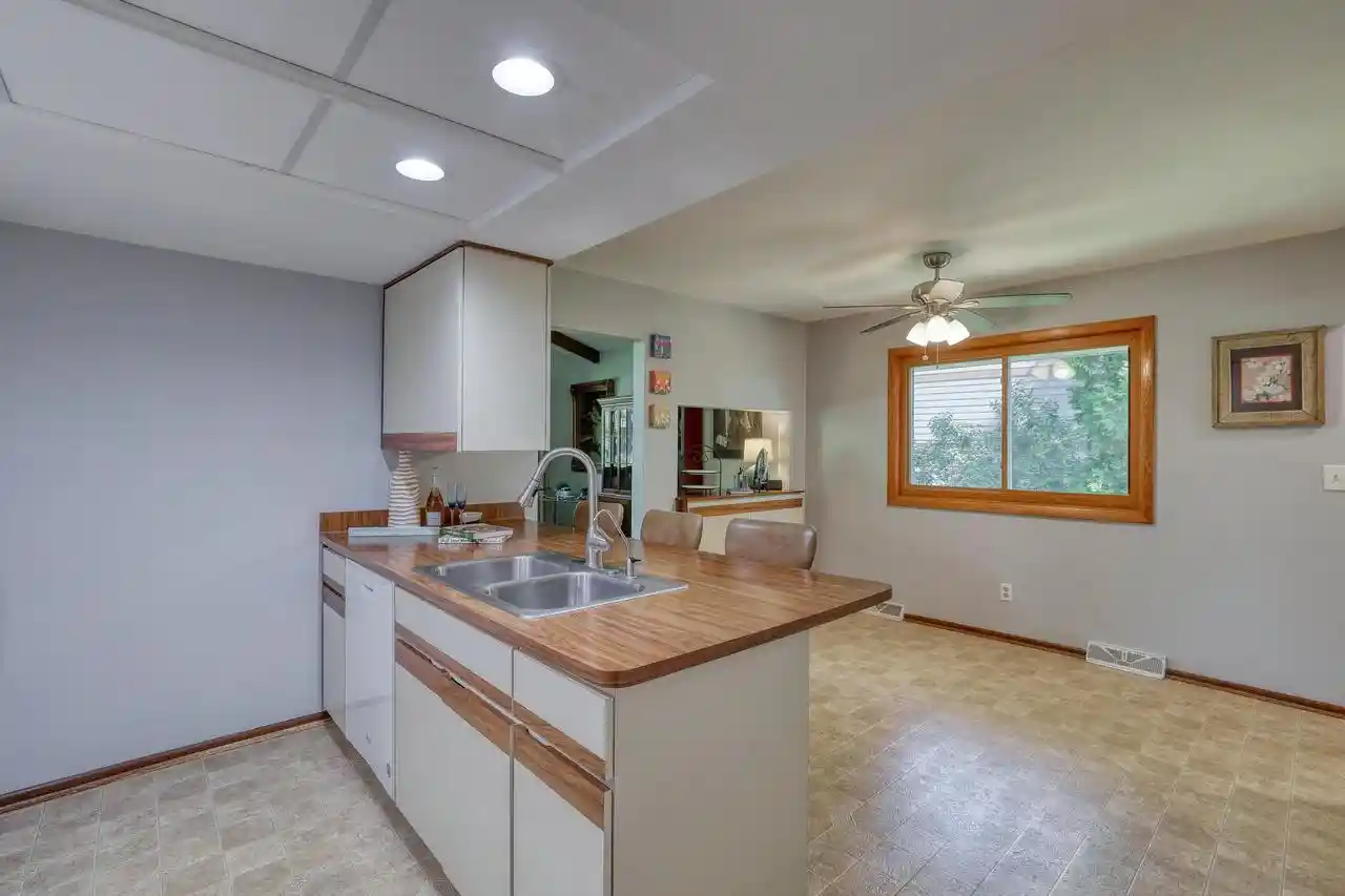2nd image of 2818 Peninsula Avenue Avenue, Delafield, WI 53018 | MLS# 1964802