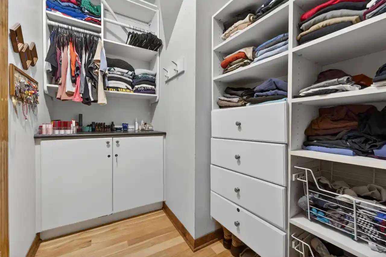 4th image of 203 W Lloyd St St, Milwaukee, WI 53212