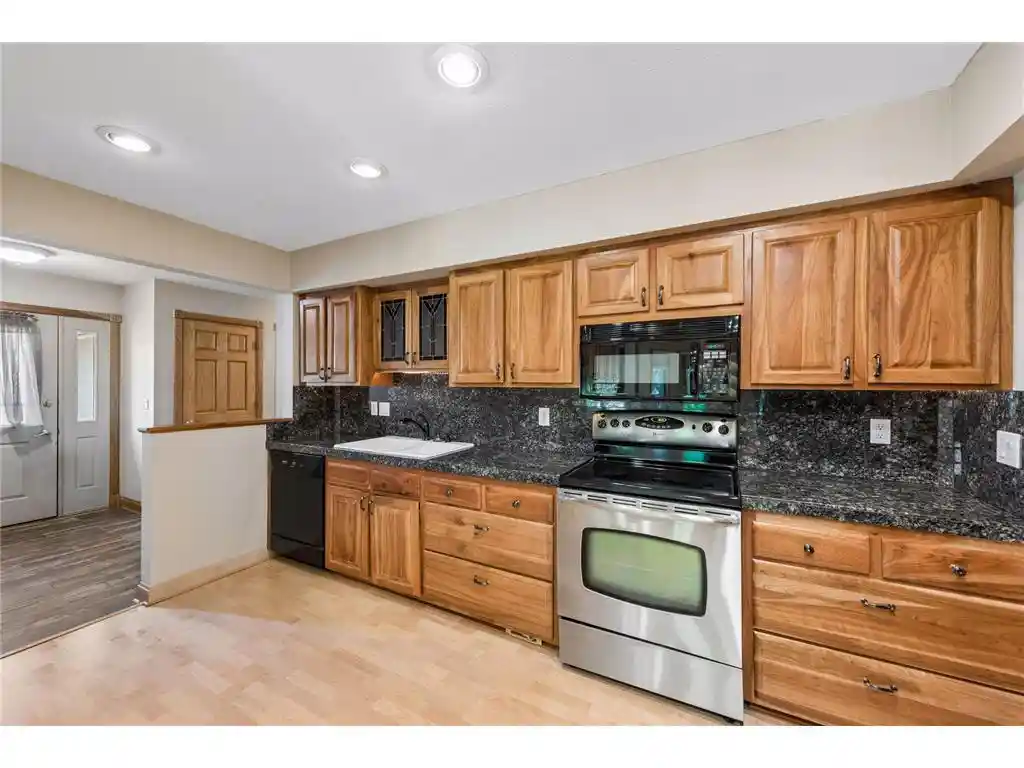 4th image of 700 Spruce Dr Dr, Hudson, WI 54016 | MLS# 7081452