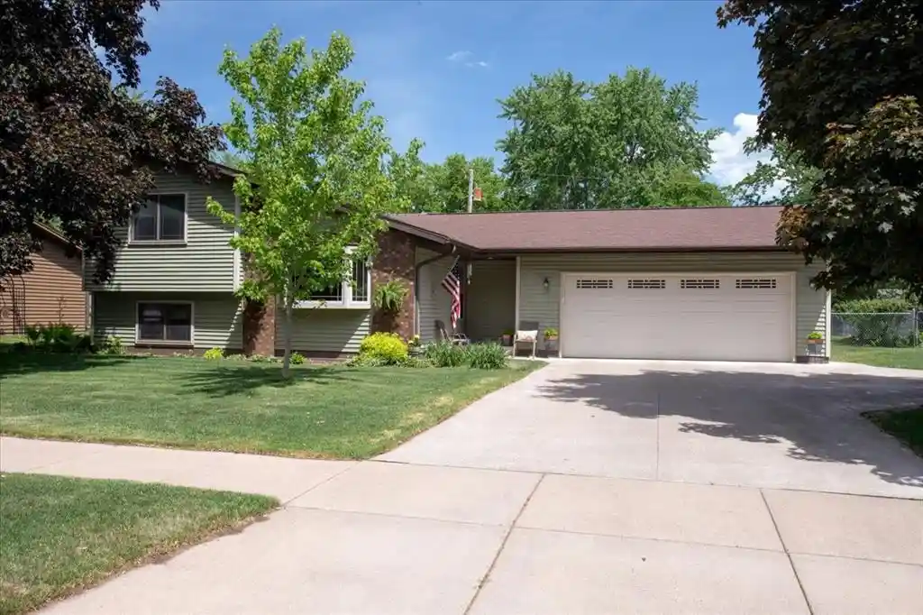 Homes for sale in Eau Claire, WI | 2921 Saturn Avenue Avenue, Eau Claire, WI 54703 | MLS# 1601414