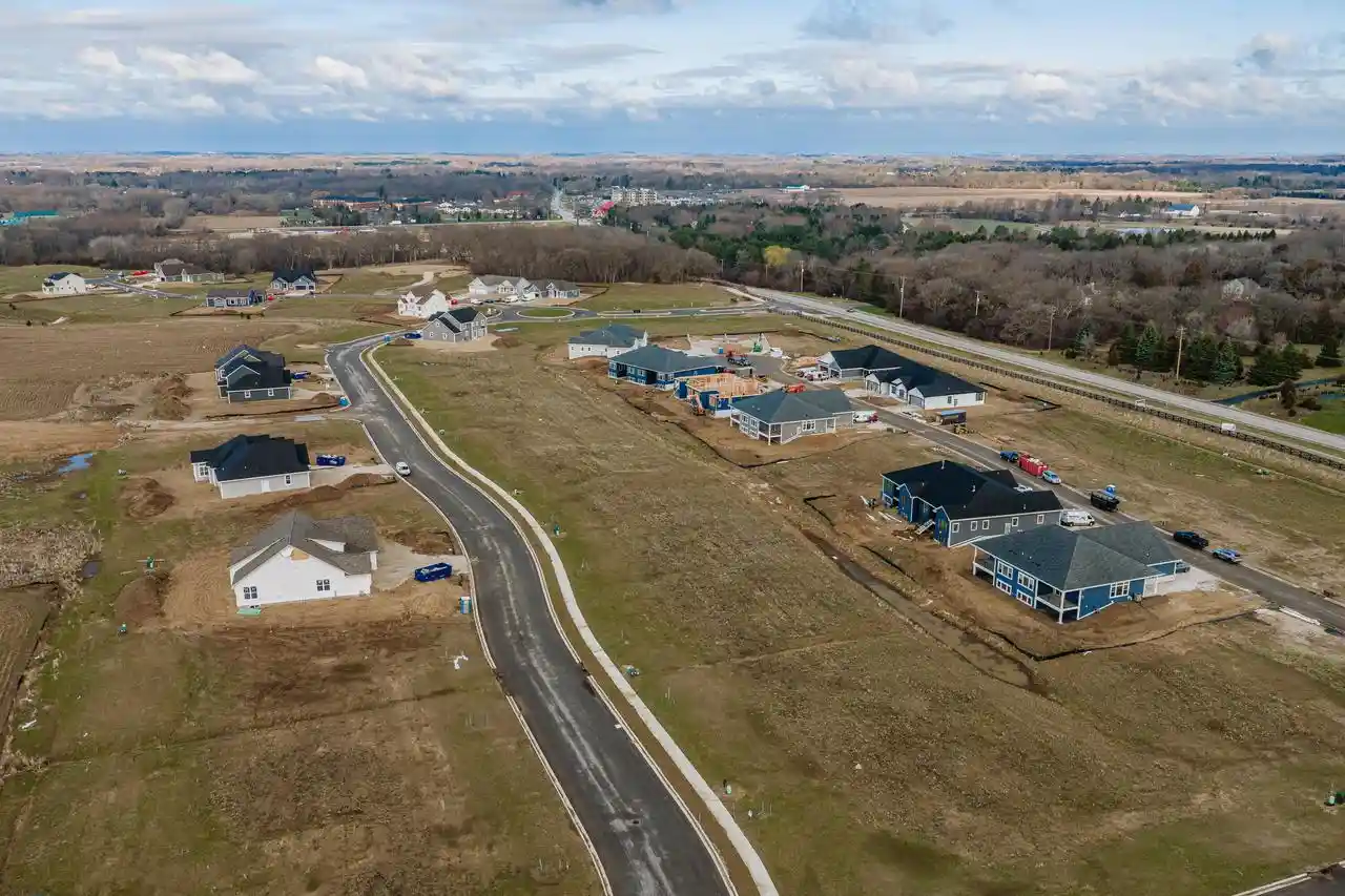 4th image of 496 W Talbots Woods Dr Dr #Lt6, Oconomowoc, WI 53066 | MLS# 1965052