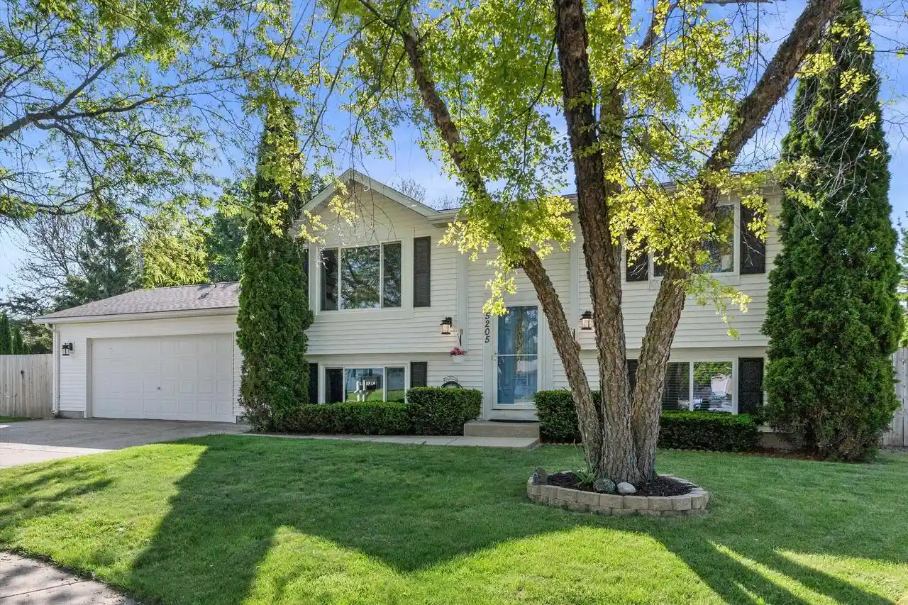 Homes for sale in Kenosha, WI | 5205 66th Pl Pl, Kenosha, WI 53142 | MLS# 1965065