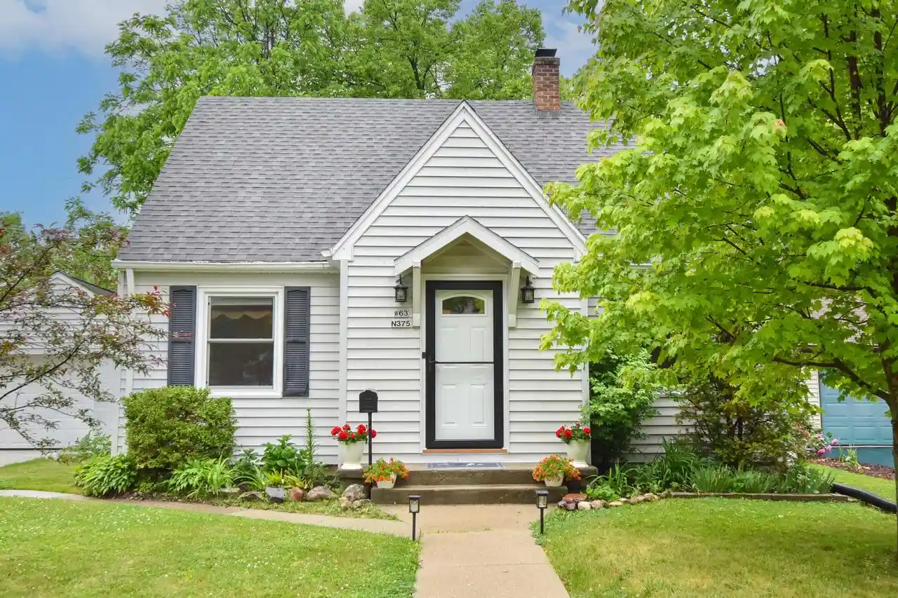 Homes for sale in Cedarburg, WI | W63n375 Hillcrest Avenue Avenue, Cedarburg, WI 53012 | MLS# 1965291