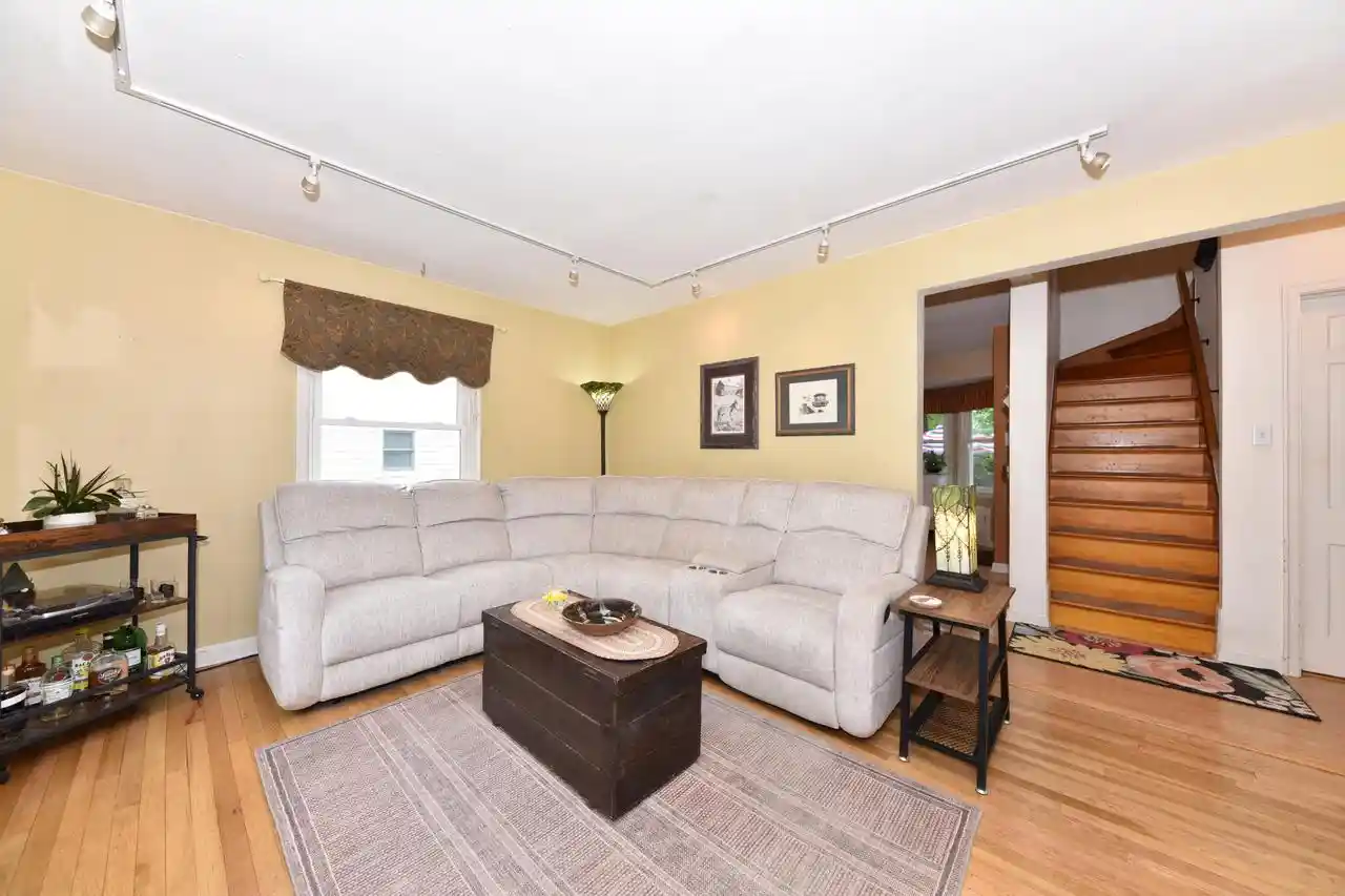 Homes for sale in Cedarburg, WI | W63n375 Hillcrest Avenue Avenue, Cedarburg, WI 53012 | MLS# 1965291