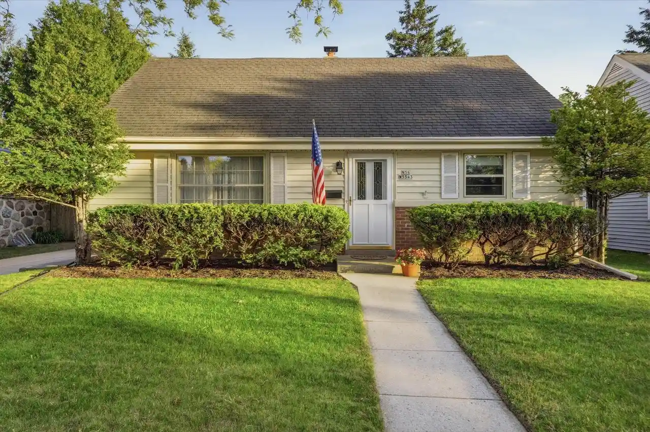 Homes for sale in Cedarburg, WI | N56w5543 Sunnyside Lane Lane, Cedarburg, WI 53012 | MLS# 1965384
