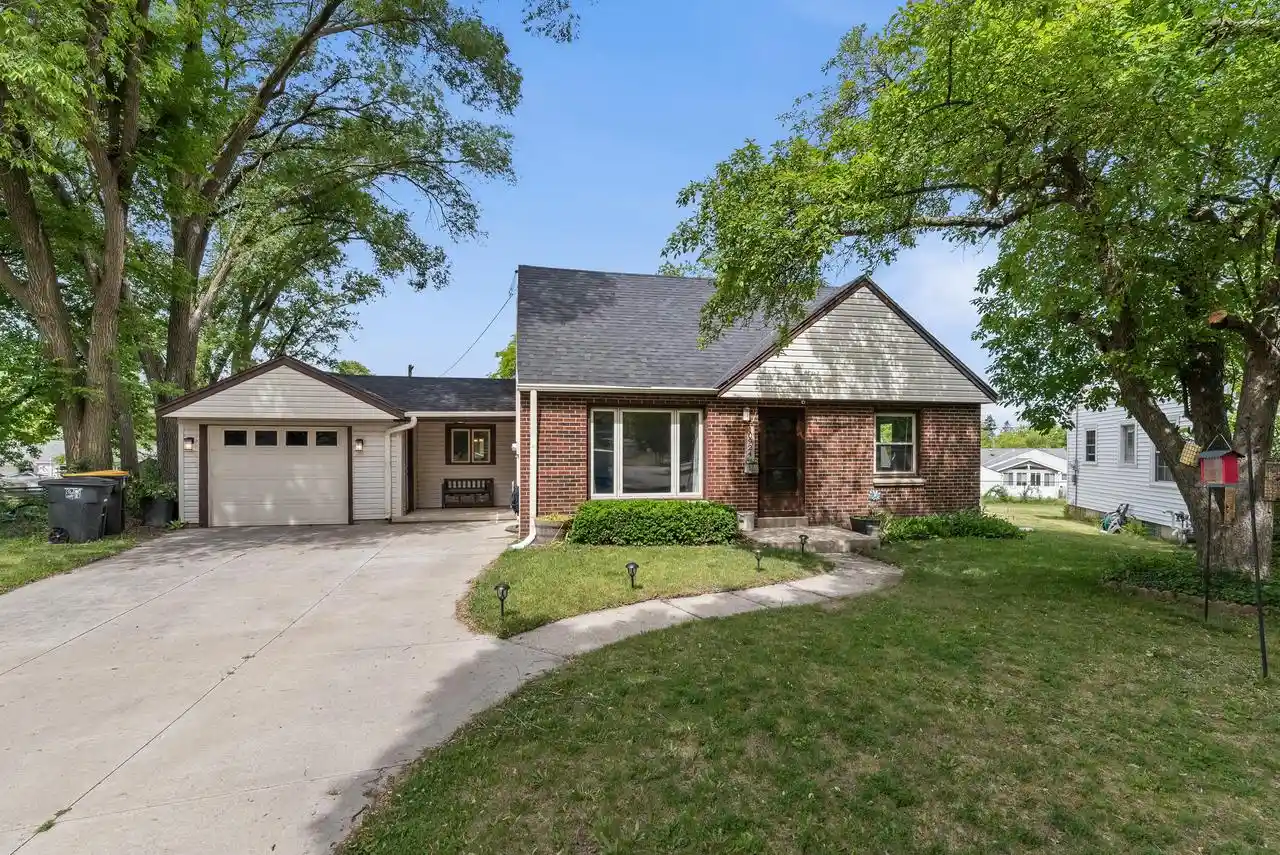 Homes for sale in Wauwatosa, WI | 10924 W Marion Street Street, Wauwatosa, WI 53222 | MLS# 1965393