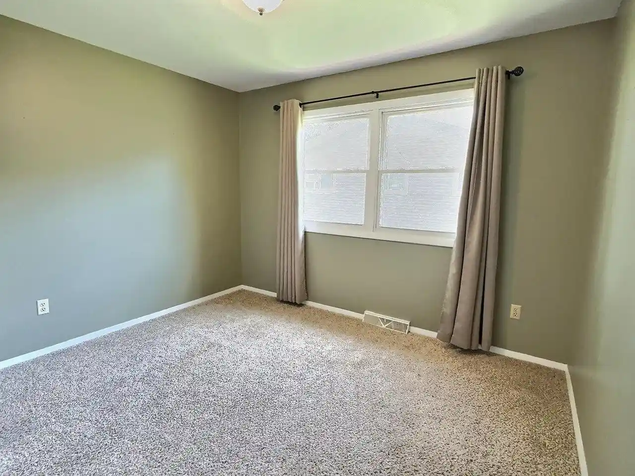 Homes for sale in Oshkosh, WI | 1743 Oshkosh Avenue Avenue, Oshkosh, WI 54902 | MLS# 50326683