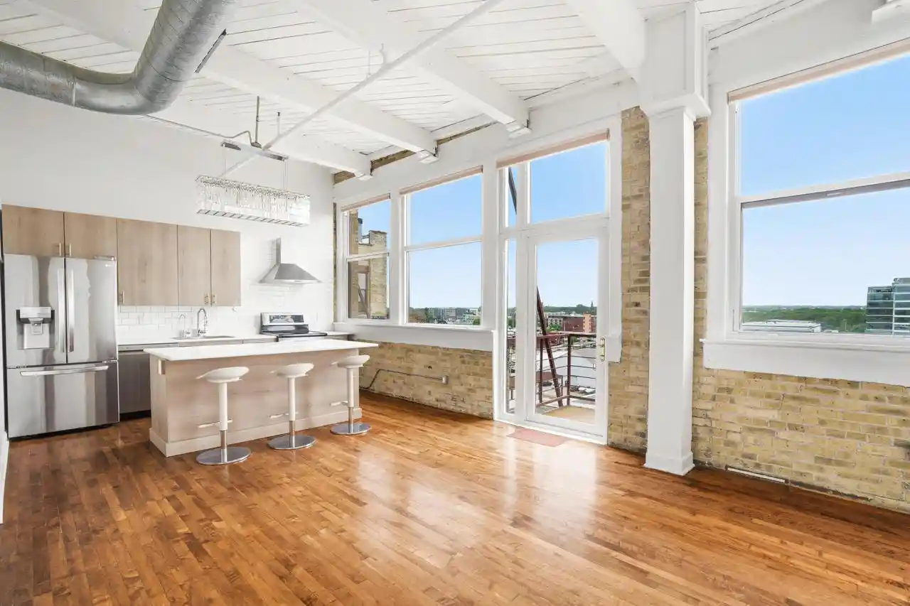 2nd image of 215 W Maple St St, Milwaukee, WI 53204