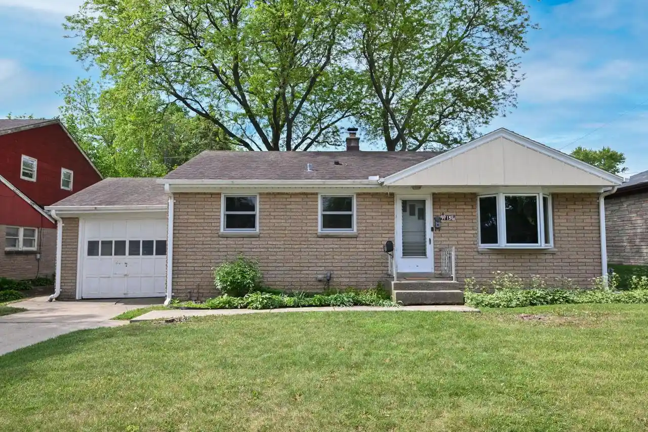 Homes for sale in South Milwaukee, WI | 1715 Monroe Avenue Avenue, South Milwaukee, WI 53172 | MLS# 1965589