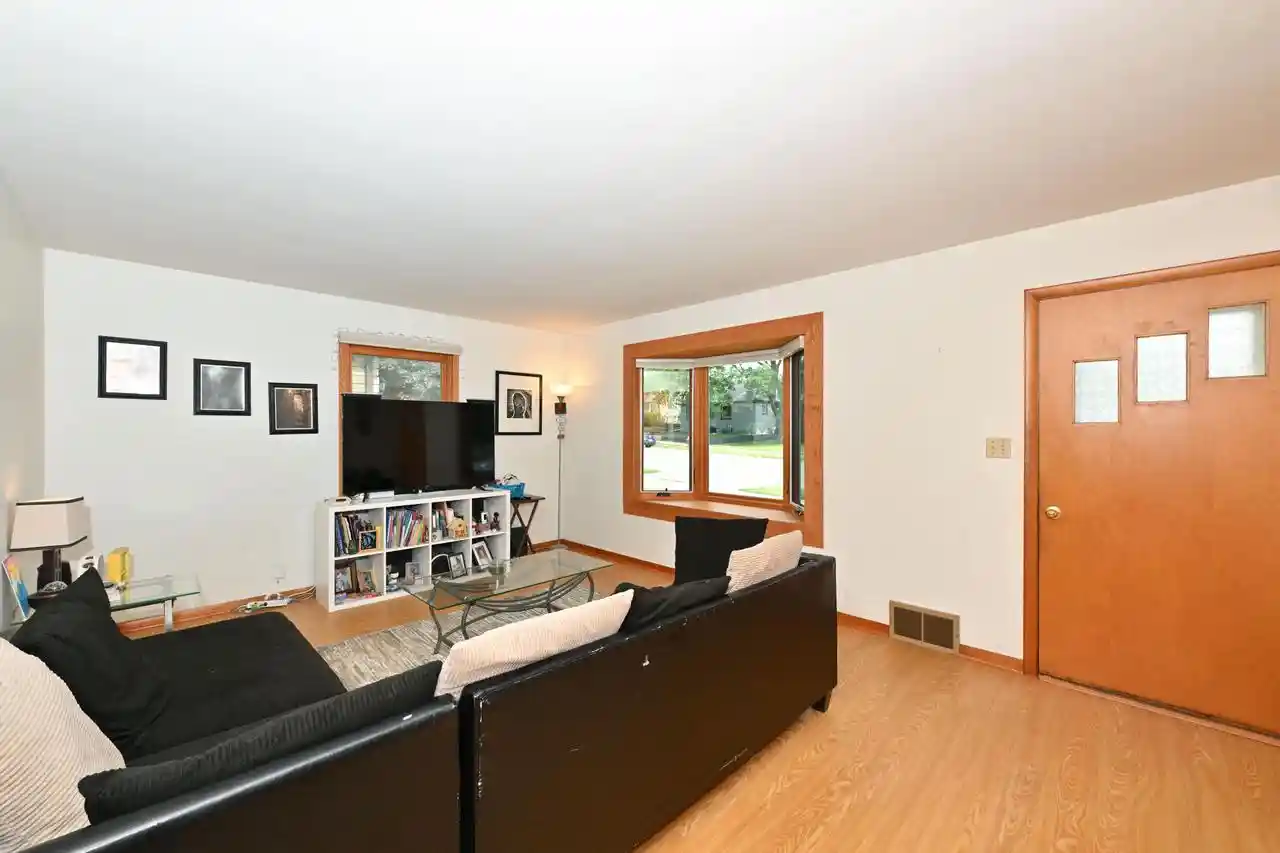 Homes for sale in South Milwaukee, WI | 1715 Monroe Avenue Avenue, South Milwaukee, WI 53172 | MLS# 1965589
