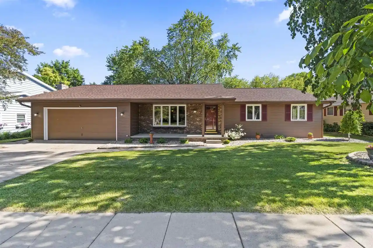 Homes for sale in Appleton, WI | 933 E Capitol Dr Dr, Appleton, WI 54911 | MLS# 50326737