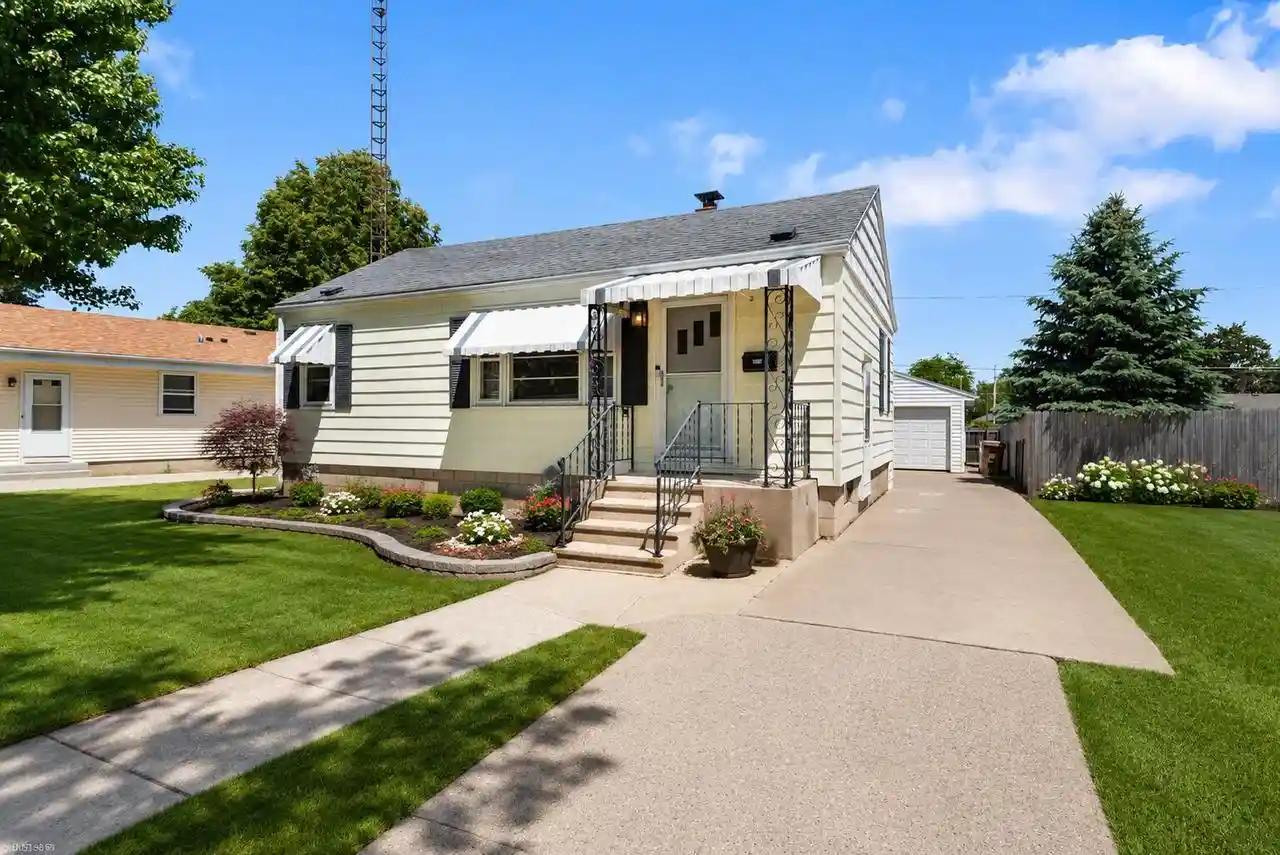 Homes for sale in Kenosha, WI | 7925 46th Avenue Avenue, Kenosha, WI 53142 | MLS# 1965698