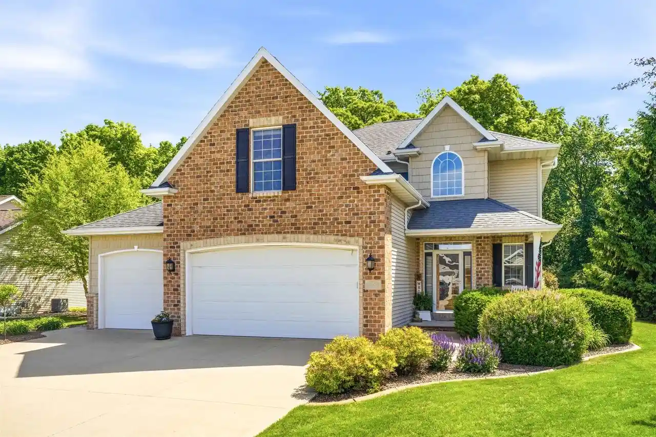 Homes for sale in Neenah, WI | 1594 Kingswood Dr Dr, Neenah, WI 54956 | MLS# 50326793