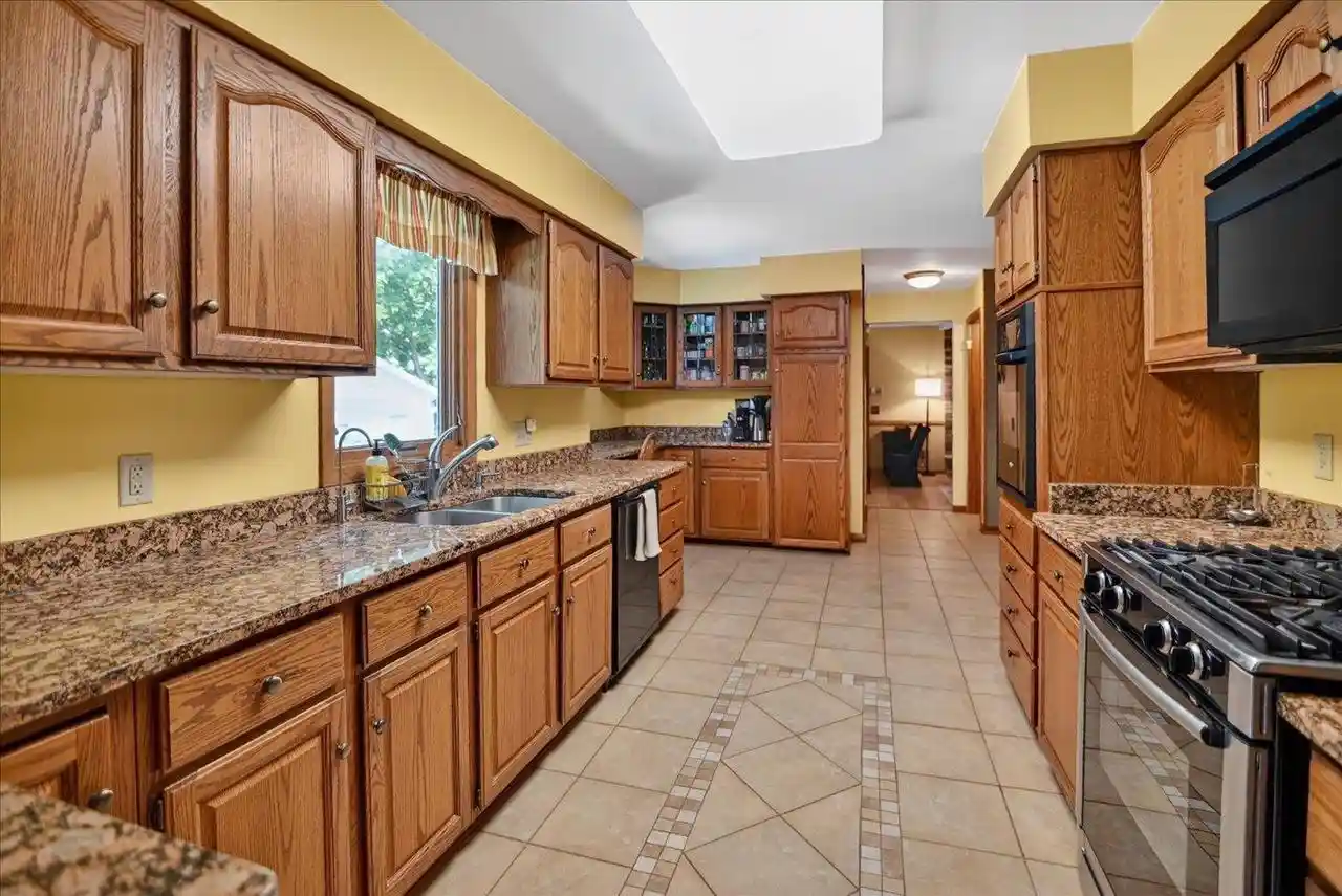 2nd image of 6602 Montclair Lane Lane, Madison, WI 53711 | MLS# 2025052