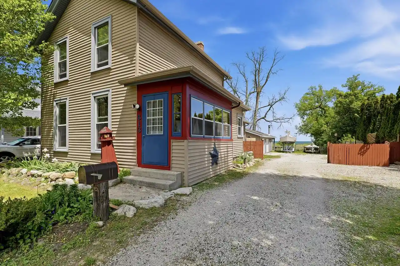 Homes for sale in Manitowoc, WI | 613 N 4 Street Street, Manitowoc, WI 54220 | MLS# 1965726