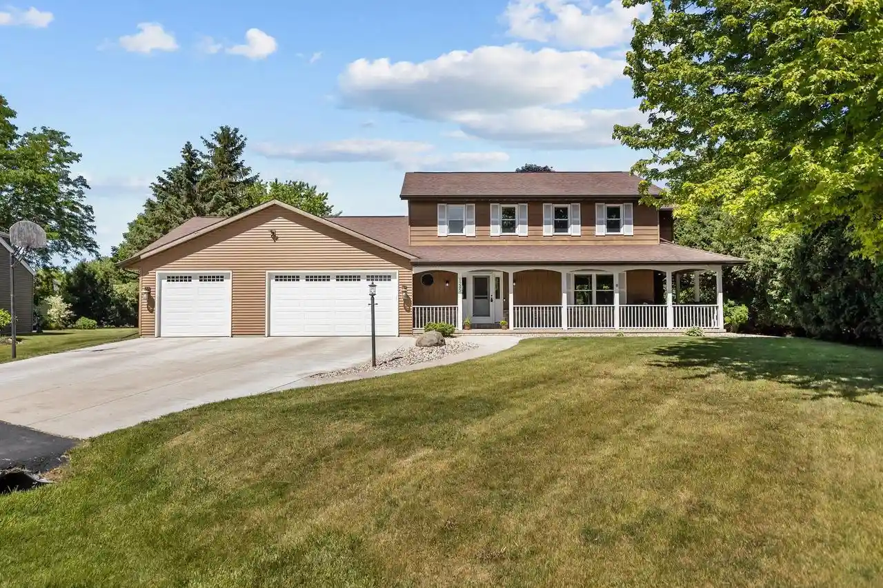 1st image of 1245 Weatherwood Dr Dr, Neenah, WI 54956 | MLS# 50326819
