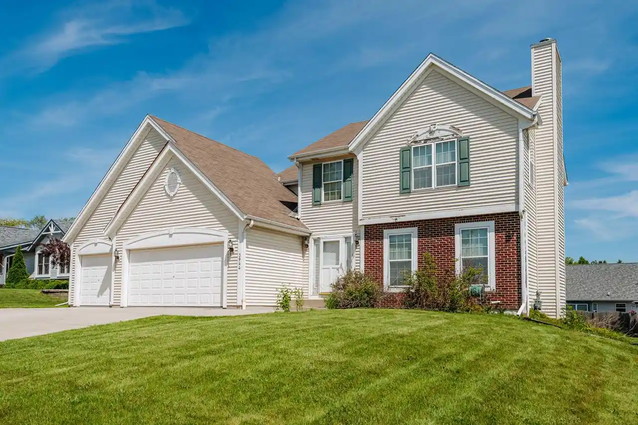 Homes for sale in Franklin, WI | 3944 W Valley View Dr Dr, Franklin, WI 53132 | MLS# 1965811