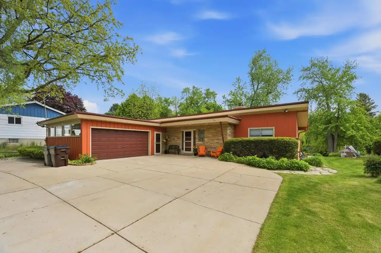 Homes for sale in Glendale, WI | 507 W Montclaire Avenue Avenue, Glendale, WI 53217 | MLS# 1965835