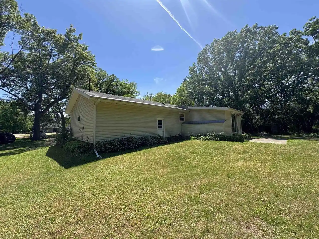 2nd image of 4529 E Palakwia Dr Dr, Janesville, WI 53546 | MLS# 2025117
