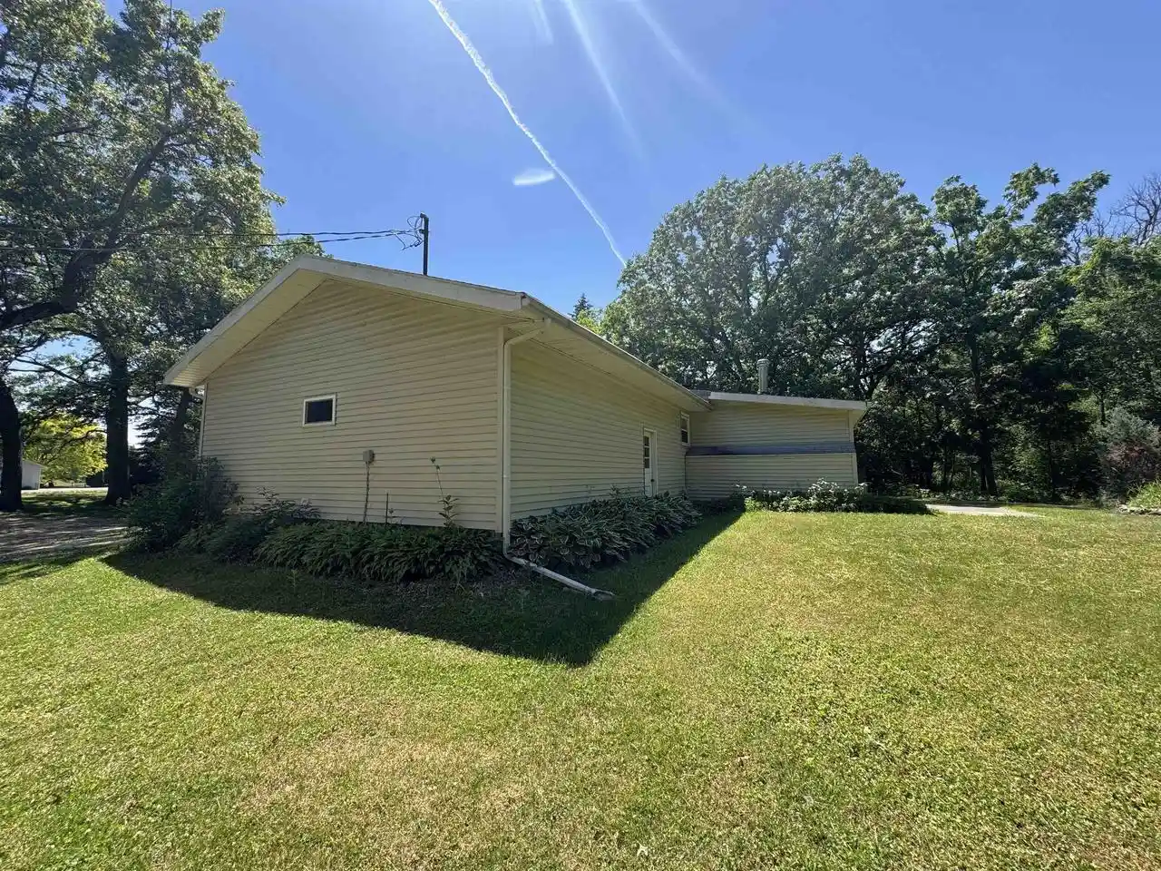 3rd image of 4529 E Palakwia Dr Dr, Janesville, WI 53546 | MLS# 2025117