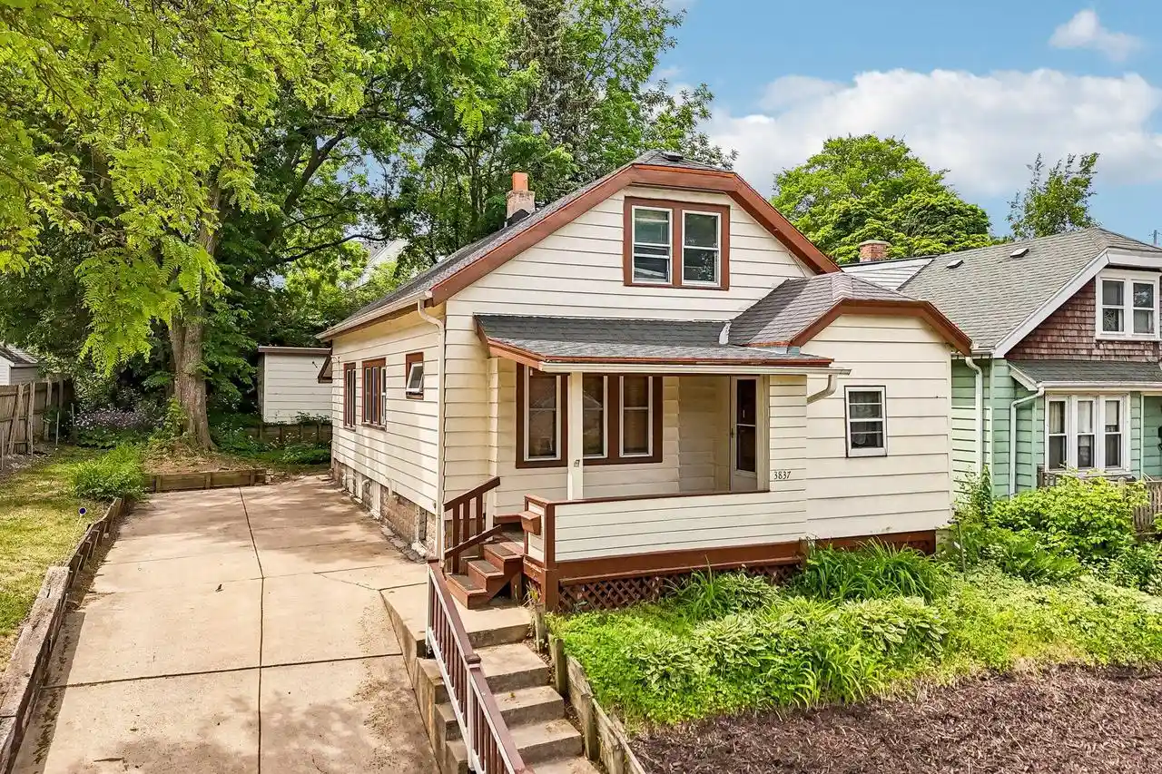 Homes for sale in Milwaukee, WI | 3837 W Mt Vernon Avenue Avenue, Milwaukee, WI 53208 | MLS# 1965933