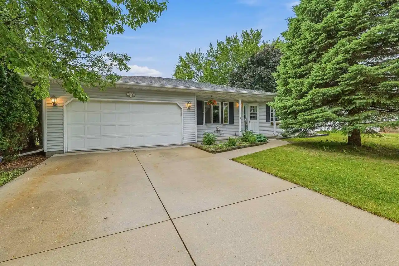 Homes for sale in Fond Du Lac, WI | 836 Meadowbrook Lane Lane, Fond Du Lac, WI 54935 | MLS# 50326868