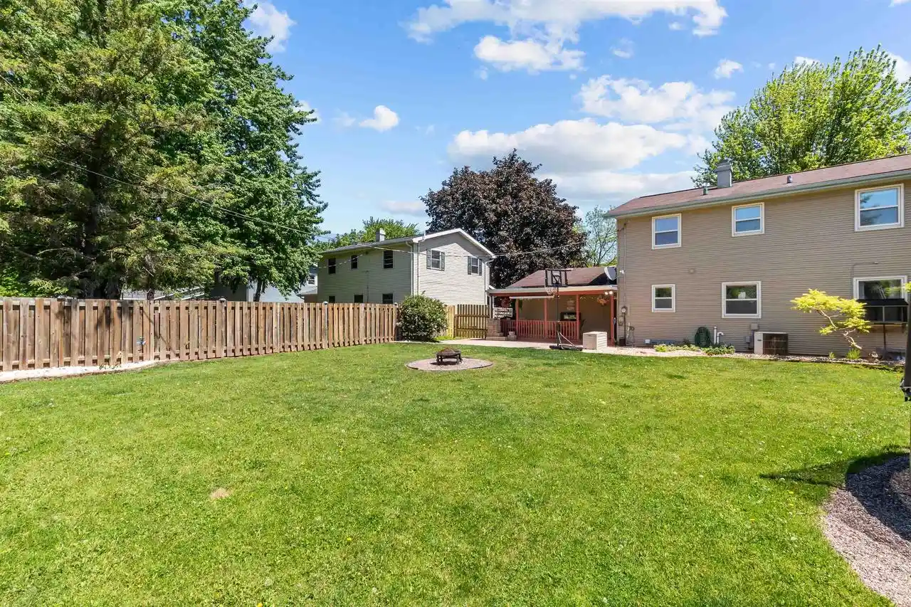 Homes for sale in Neenah, WI | 1147 Green Acres Lane Lane, Neenah, WI 54956 | MLS# 50326945