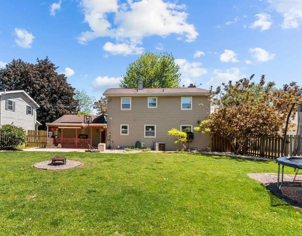 Homes for sale in Neenah, WI | 1147 Green Acres Lane Lane, Neenah, WI 54956 | MLS# 50326945
