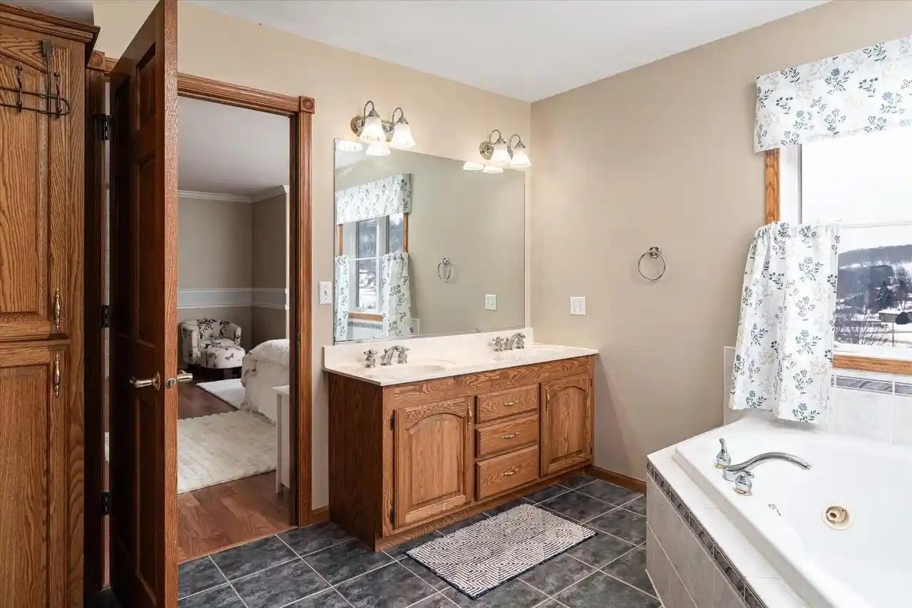 2nd image of 203 Eagle Bluff Road Road, La Crescent, MN 55947 | MLS# 1966123