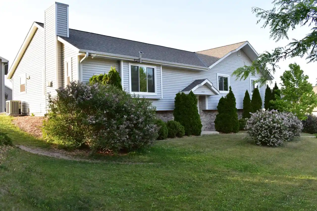 Homes for sale in Hartford, WI | 1524 E Monroe Avenue Avenue, Hartford, WI 53027 | MLS# 1966139