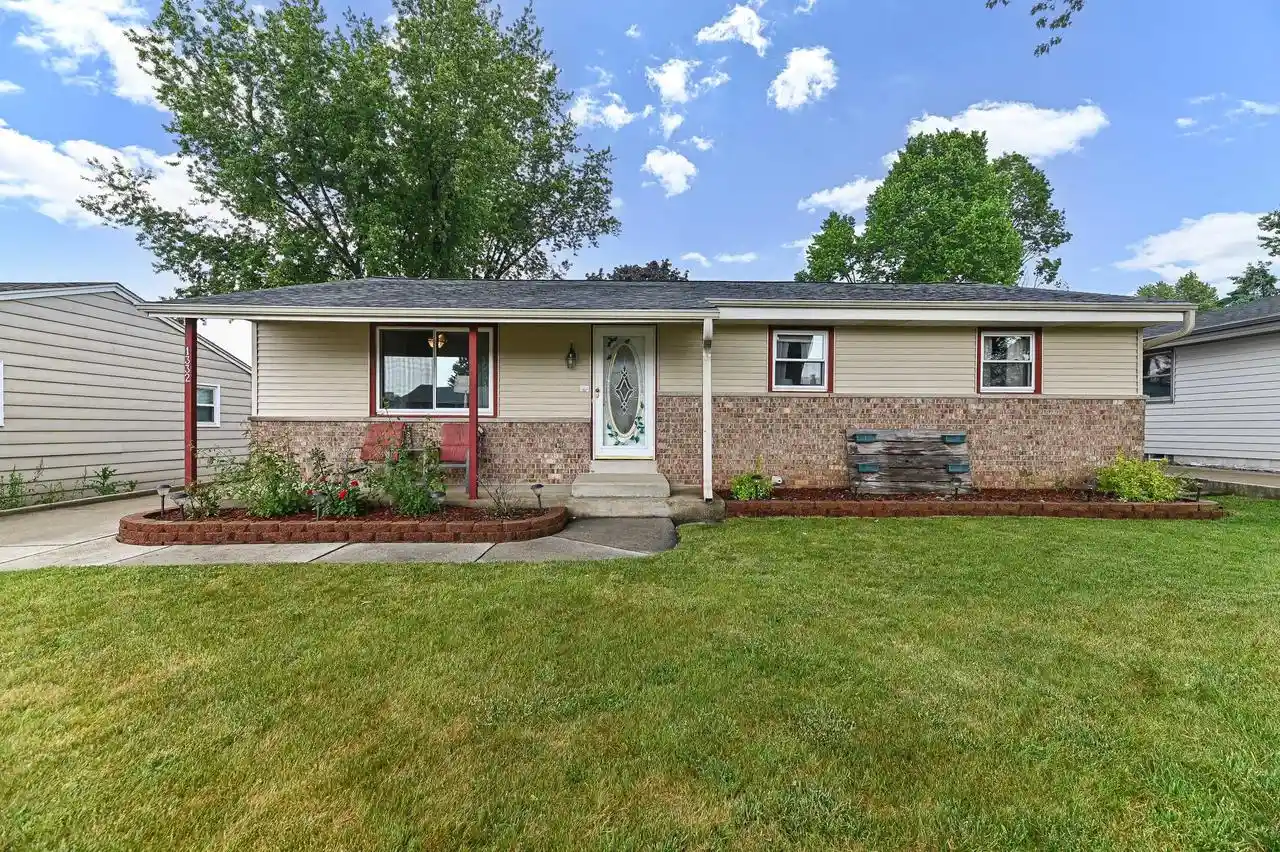 Homes for sale in South Milwaukee, WI | 1332 Lakeview Avenue Avenue, South Milwaukee, WI 53172 | MLS# 1966164