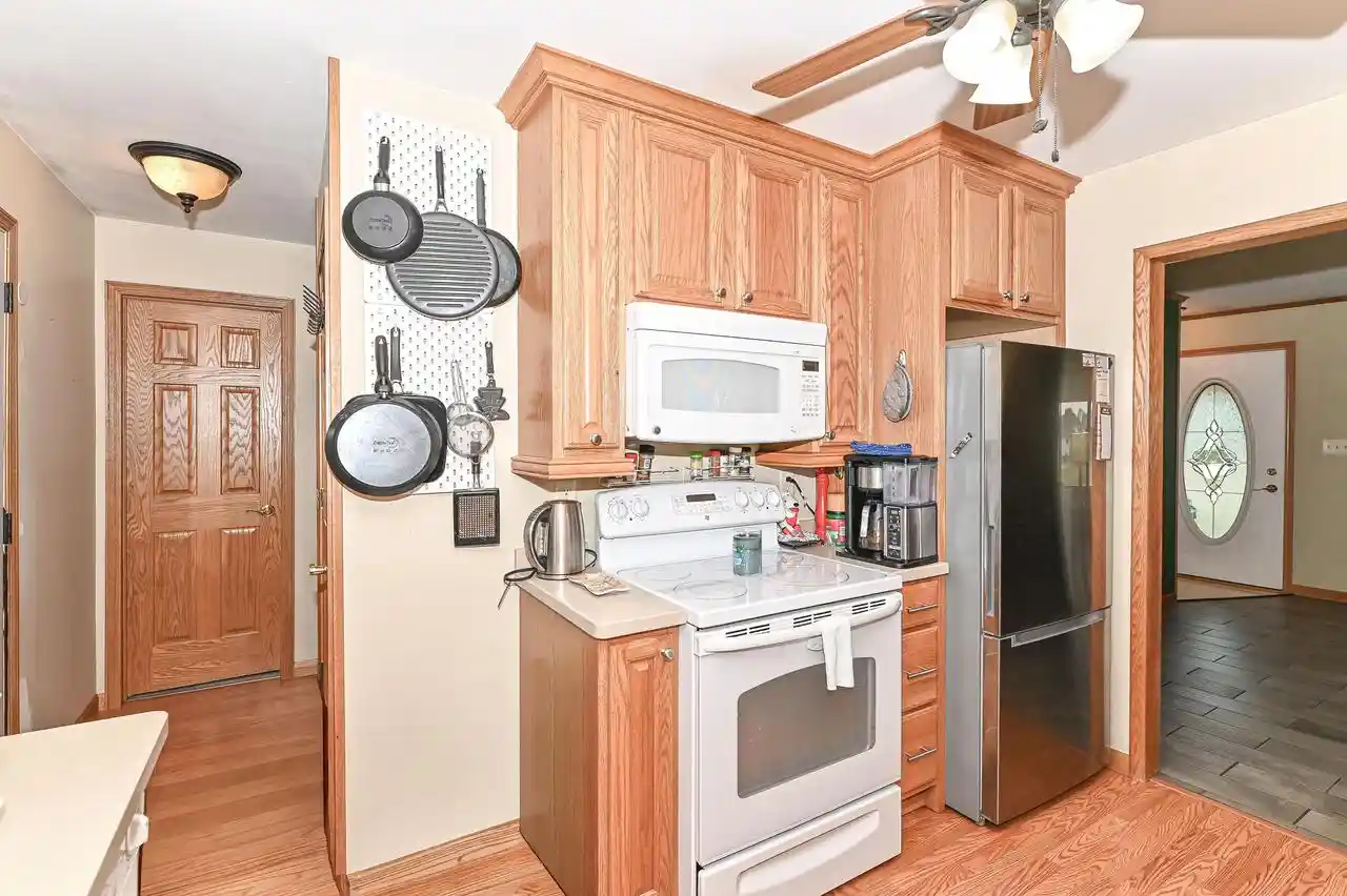 Homes for sale in South Milwaukee, WI | 1332 Lakeview Avenue Avenue, South Milwaukee, WI 53172 | MLS# 1966164